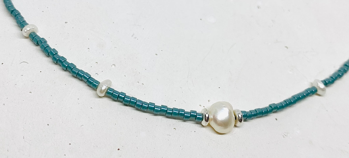 HOLIDAY TIME CHOKER